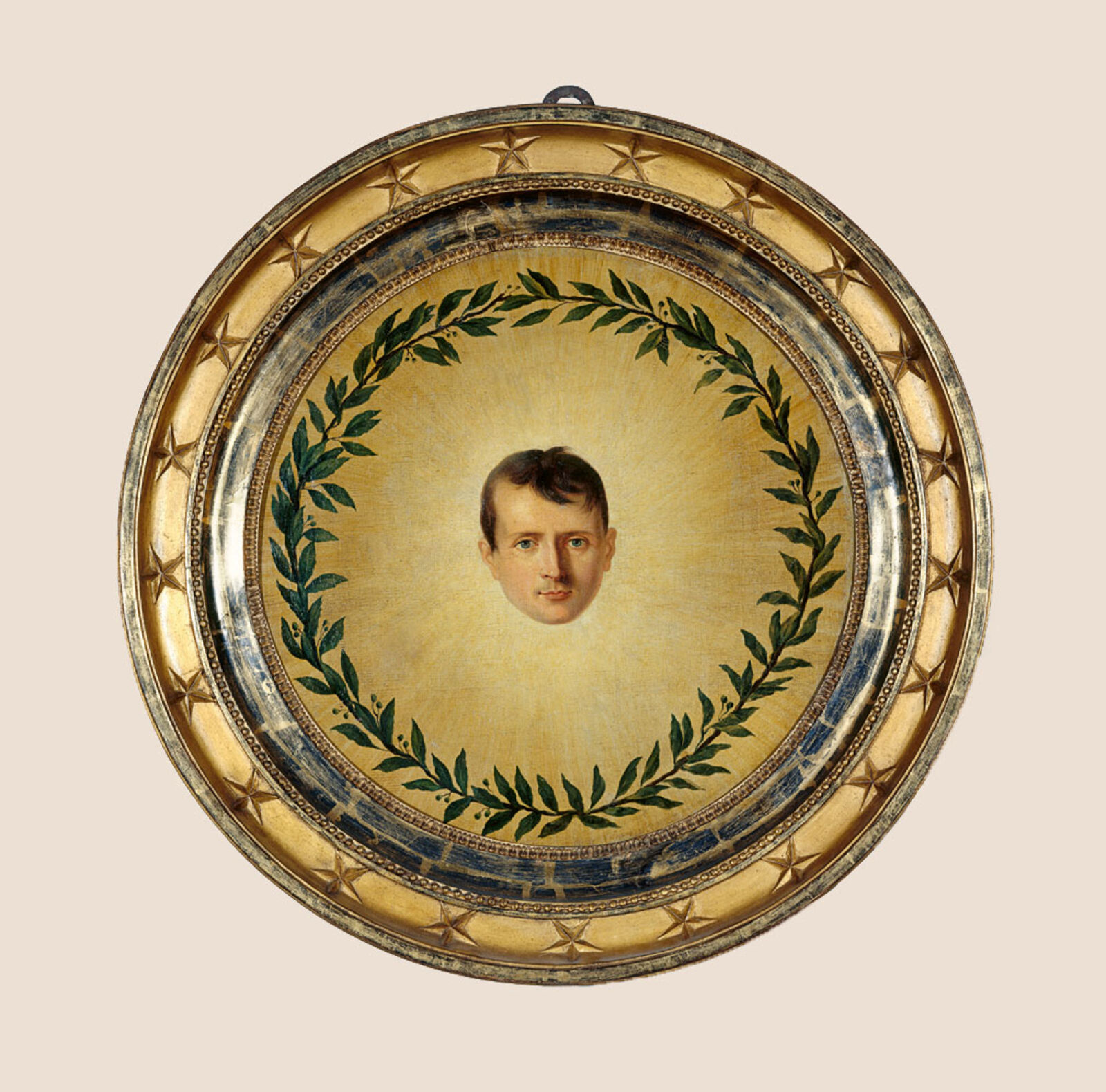 Die Verbindung von lebensnahem Porträt und symbolhafter Sonnengloriole ist ungewöhnlich. Die Umschrift des Leinwandbildes stellt Kaiser Napoleons Machtanspruch heraus: „Strahlendes, riesiges Gestirn, das erleuchtet, befruchtet und allein nach seinem Willen alle Geschicke der Welt lenkt“.