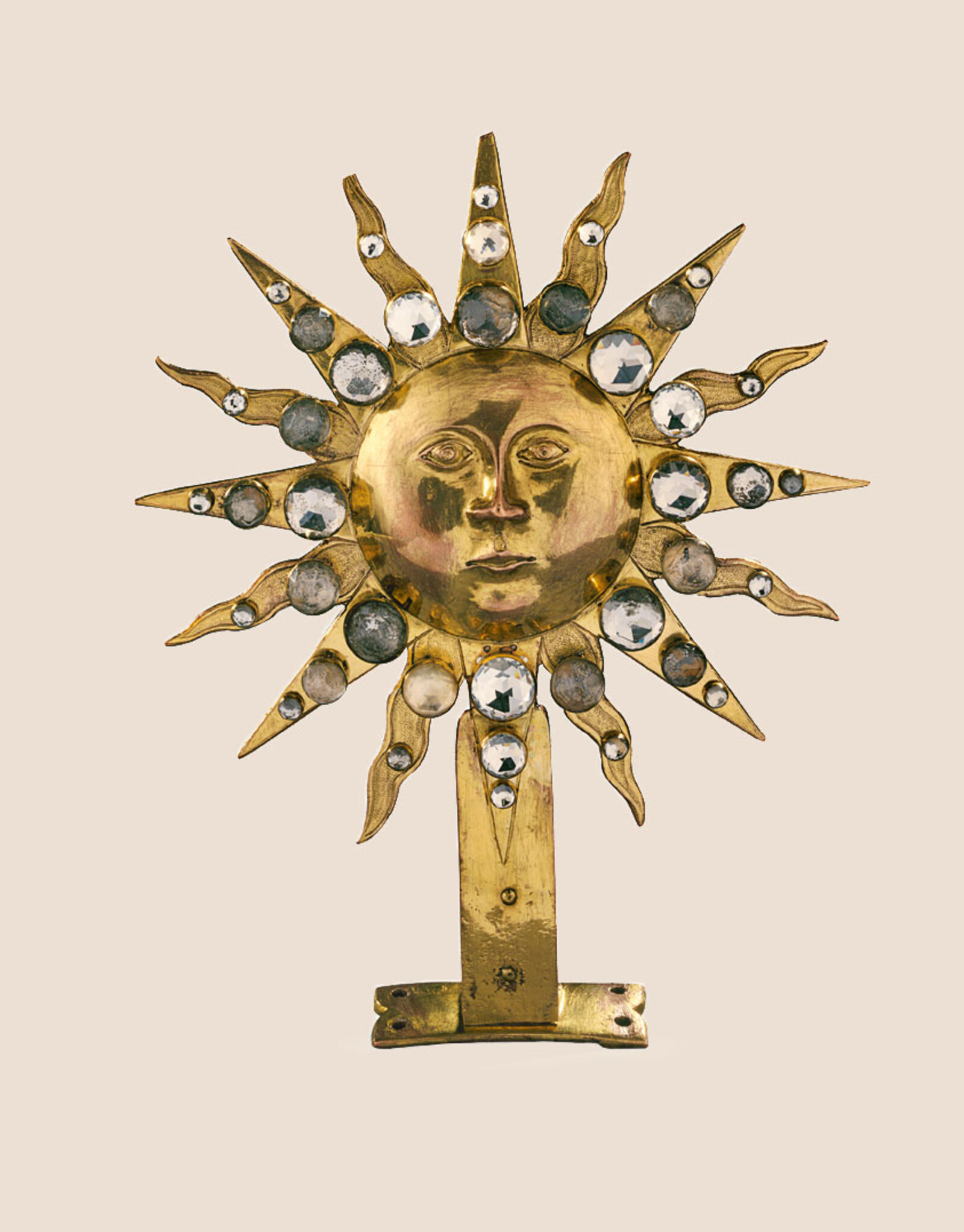 Inspired by a visit to Versailles, the elector and king Augustus II of Saxony, also known as Augustus the Strong, appeared in festival parades as the embodiment of the sun. This “sun gem” was used on such occasions to decorate his horse and was mounted on its bridle. The gilded copper, adorned with rock crystal or quartz, reflected the sunlight.