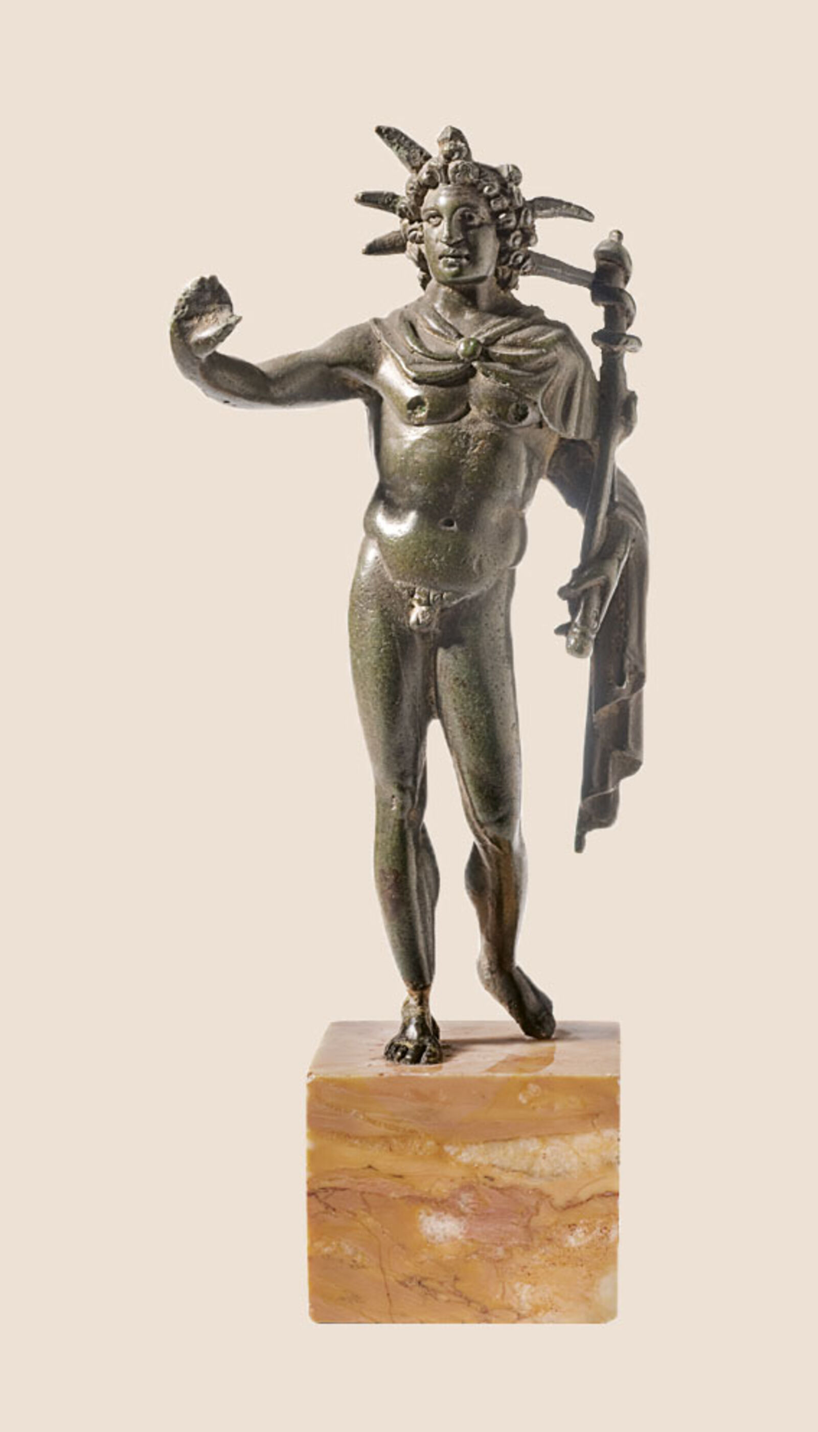 The sun god’s mantle reveals his youthful, athletic body. The crown of rays around his head represents the effects of his light and serves as a symbol of rank, derived from the world of Greek art. 
