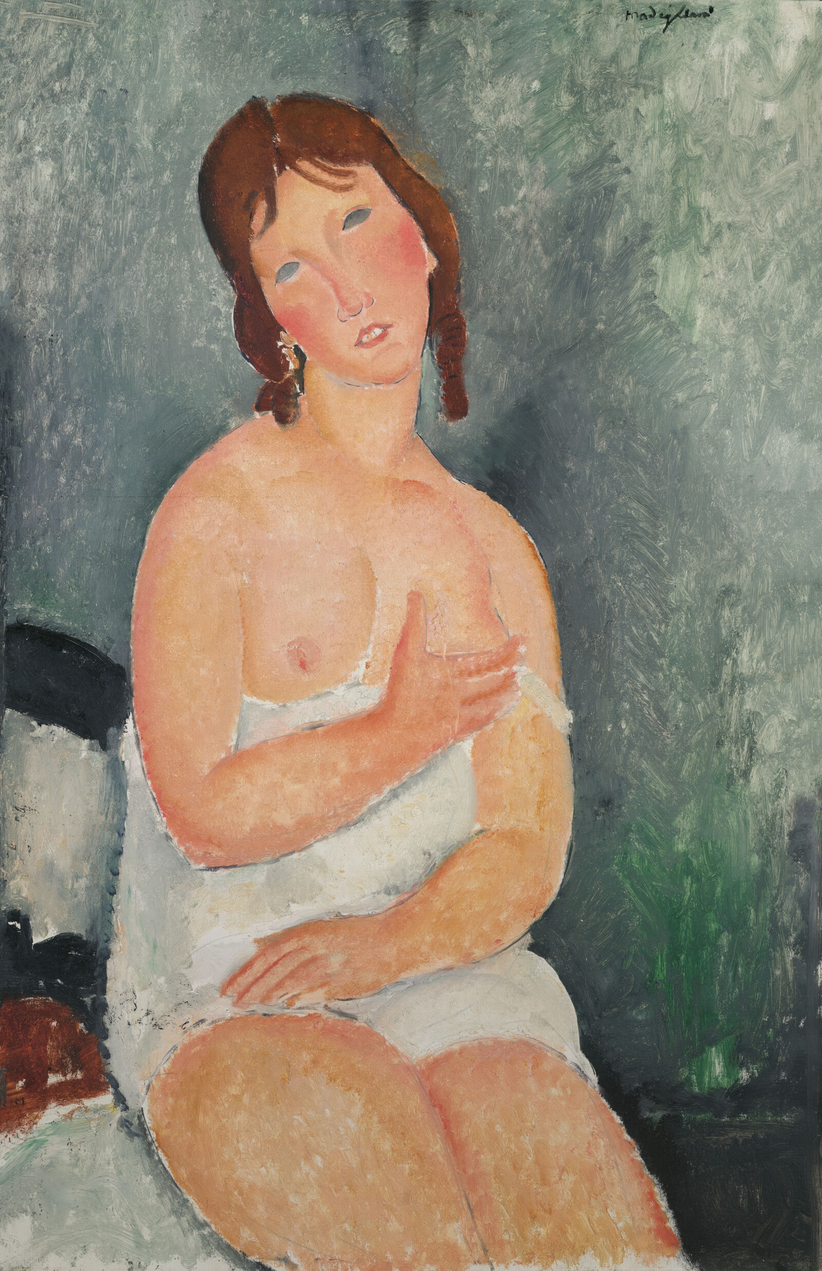 Nur scheinbar keusch hüllt sich die junge Frau mit den leeren grauen Augen in ihr weißes Tuch – und gibt doch den Blick auf die Brust frei. Modigliani setzt den spät im Exil an der Côte d’Azur gemalten Halbakt in ein schlichtes, kaum bestimmbares Interieur, das den Ton der Augen auf die gesamte Wandfläche ausdehnt. Freilich mit grünen Nuancen und einem feinen Schattenspiel. Modigliani besucht in dieser Zeit den greisen Pierre-Auguste Renoir, zieht den Hut vor dem großen Vorbild und setzt doch andere Akzente. Zumal Renoir sein Personal nie kühn angeschnitten hätte wie der junge Kollege. 