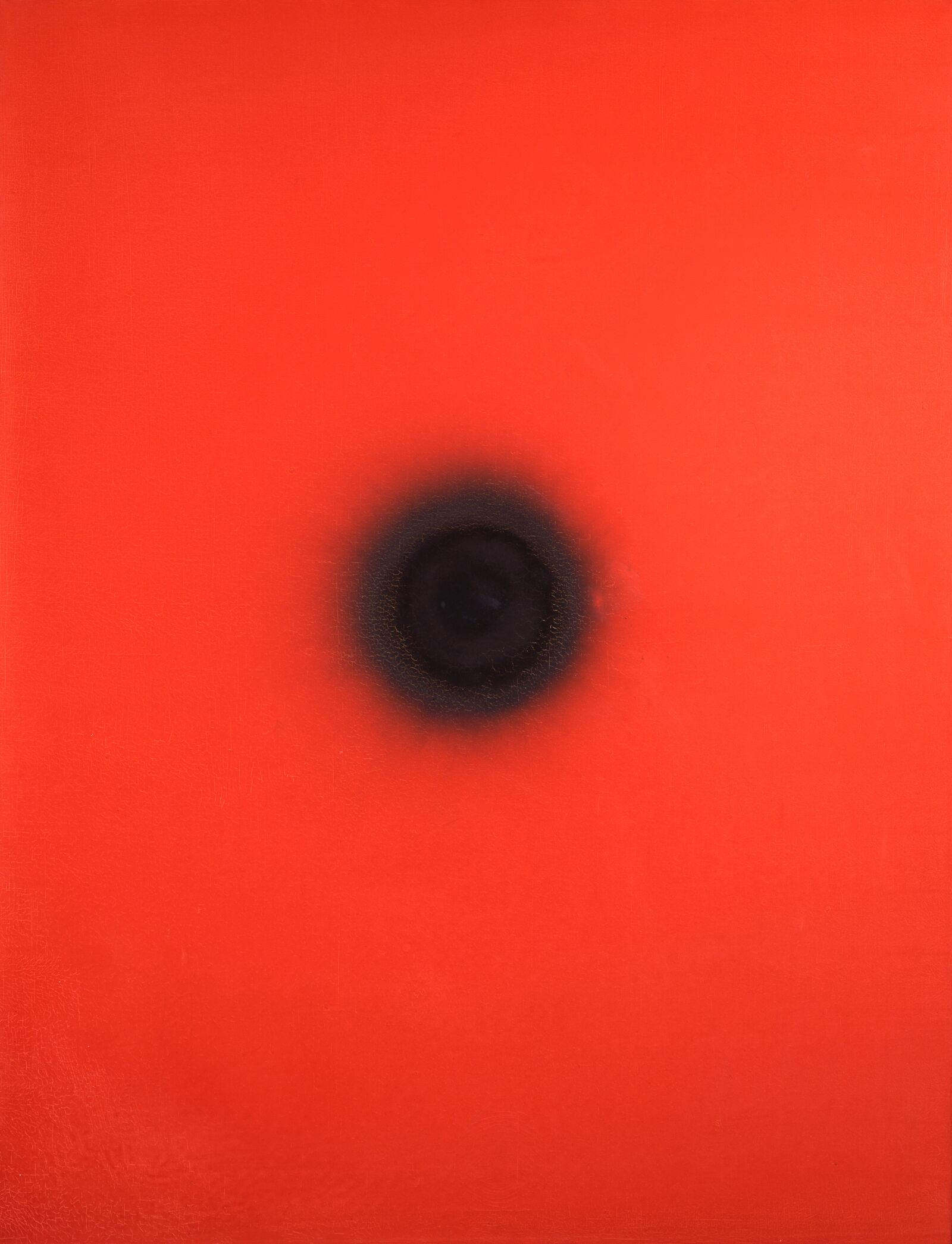 Otto Piene gehörte zu der 1958 in Düsseldorf gegründeten Gruppe ZERO. Er setzte sich immer wieder mit der Sonne auseinander und experimentierte mit Licht als künstlerischem Material. Für die „Schwarze Sonne“ versengte er die Leinwand mit brennenden Kerzen.