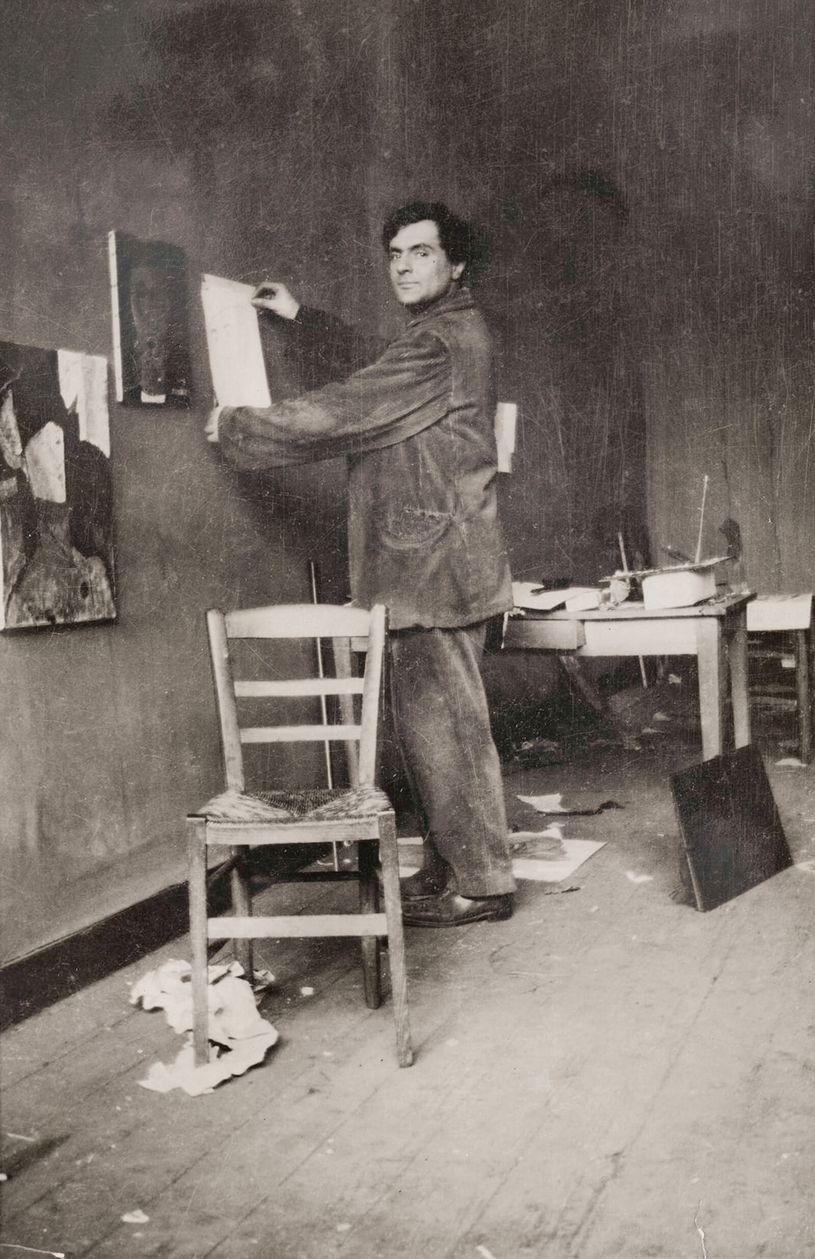 Spartanisch wohnt Amedeo Modigliani in Paris, von Anfang an will er ausschließlich von der Kunst leben. Die Mieten am Montmartre sind erschwinglich, im Atelier an der Rue Ravignan steht nur das Allernötigste. Der Galerist Paul Guillaume hat den Künstler im Jahr 1915 dort fotografiert.