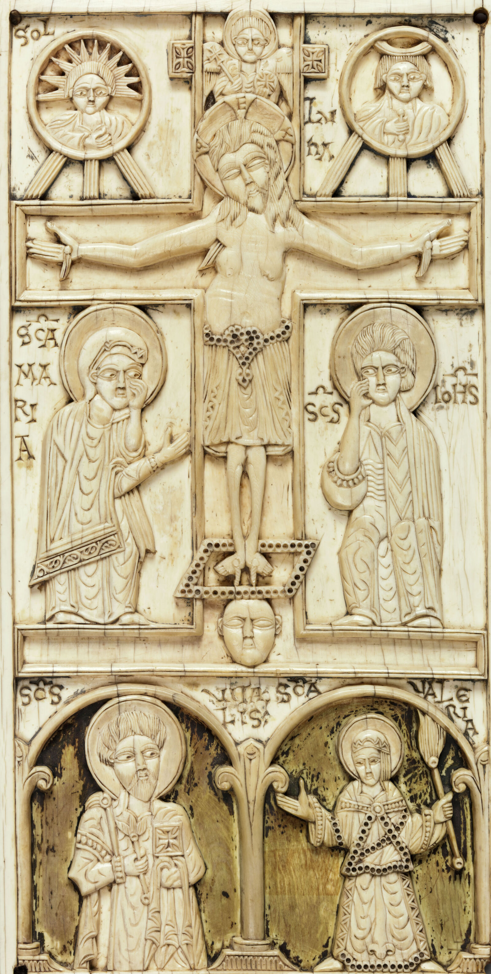 Die kleine venezianische Elfenbeintafel, um 1200 entstanden, war ursprünglich in den Einbanddeckel einer Buchhandschrift eingelassen. Sie zeigt Sonne und Mond über dem waagrechten Kreuzbalken, zur Rechten und Linken Christi. 
