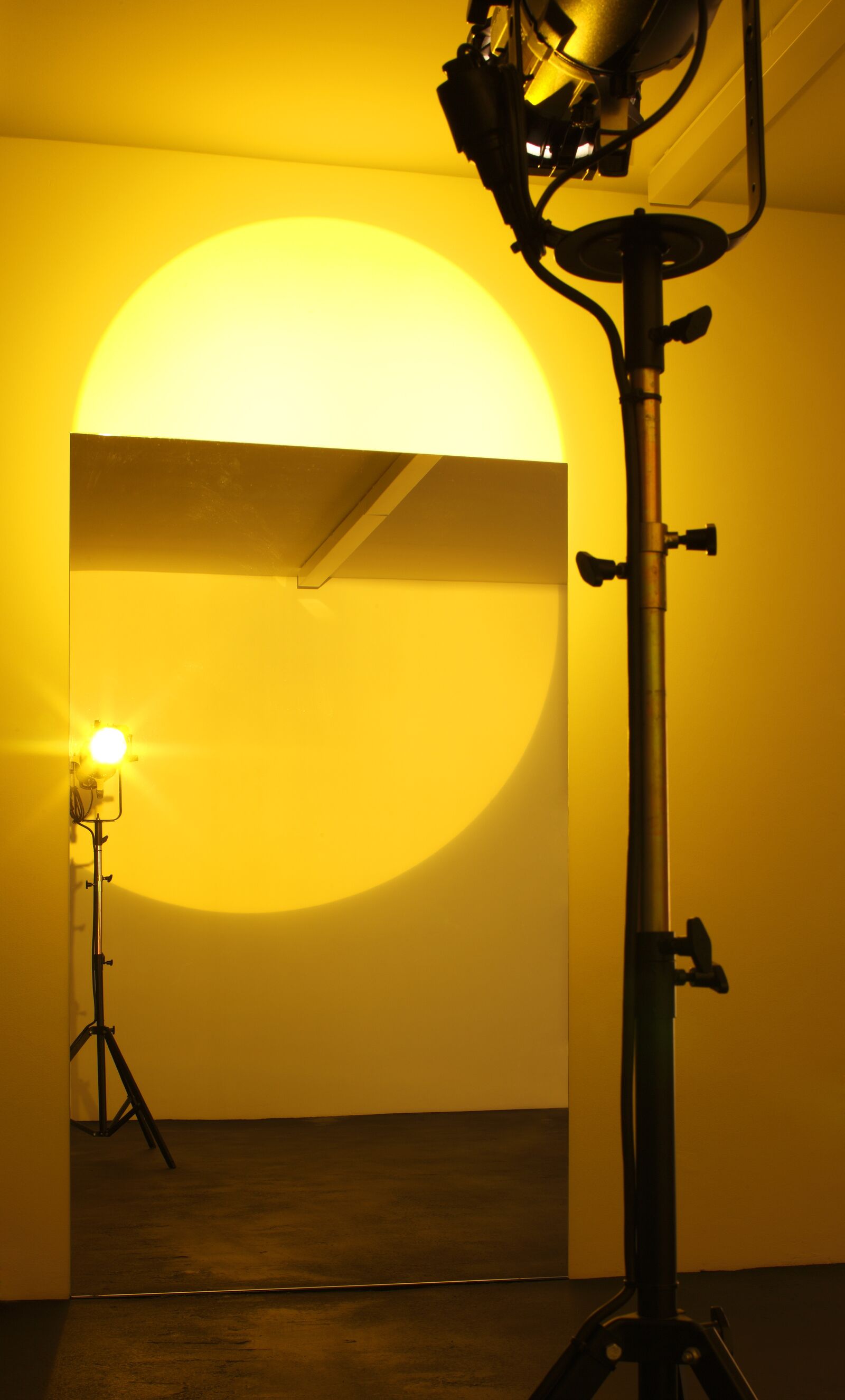 Seit den 1990er Jahren entwickelt der Künstler Olafur Eliasson immer wieder Arbeiten, die sich explizit auf die Sonne beziehen. Häufig thematisiert er dabei Naturphänomene und deutet auch die Problematik der Klimaveränderung an. Seine ausgeklügelte Rauminstallation arbeitet mit Scheinwerfern, Spiegeln und Farbfilterfolie. So entsteht die Assoziation einer über dem Meereshorizont untergehenden Sonne, die den Raum flutet.