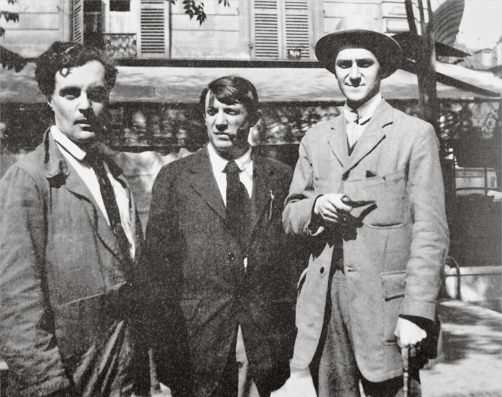 Amedeo Modigliani wohnt in der Nähe von Picasso, verfolgt dessen Arbeit an den Demoiselles d’Avignon und ohnehin die Entwicklung hin zum Kubismus und den anderen Spielarten der Moderne.