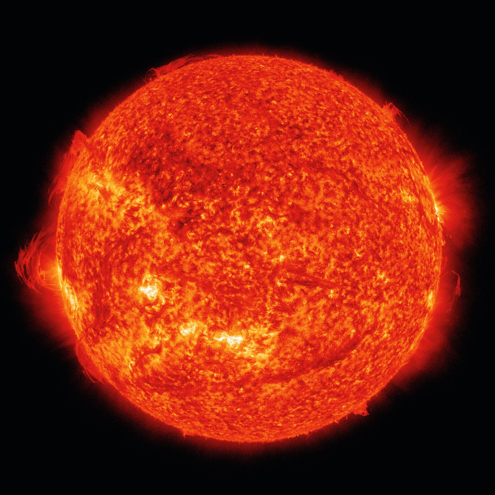 Katharina Sieverdings Videoarbeit zeigt die glühende Sonne aus nächster Nähe in ständiger Aktivität. Die Künstlerin fügte dafür 200.000 Aufnahmen eines NASA-Satelliten zusammen. So werden Phänomene sichtbar, die für das menschliche Auge sonst nicht wahrnehmbar sind. 