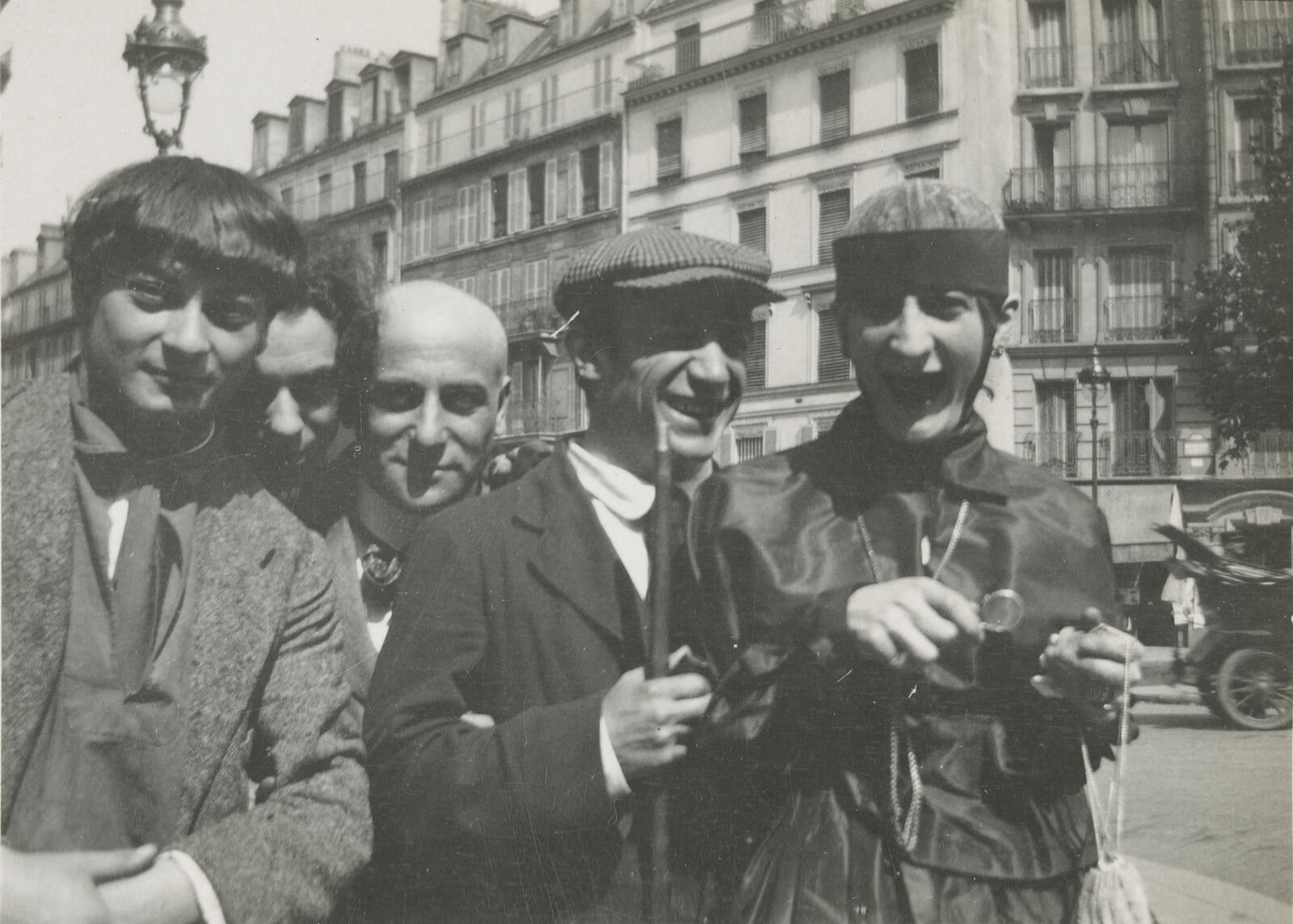 Jean Cocteau: Künstler vor dem Café de la Rotonde, Paris, v.l.n.r.: Moïse Kisling, Manuel Ortiz de Zárate, Max Jacob, Pablo Picasso, Emilienne Pâquerette, 12. August 1916