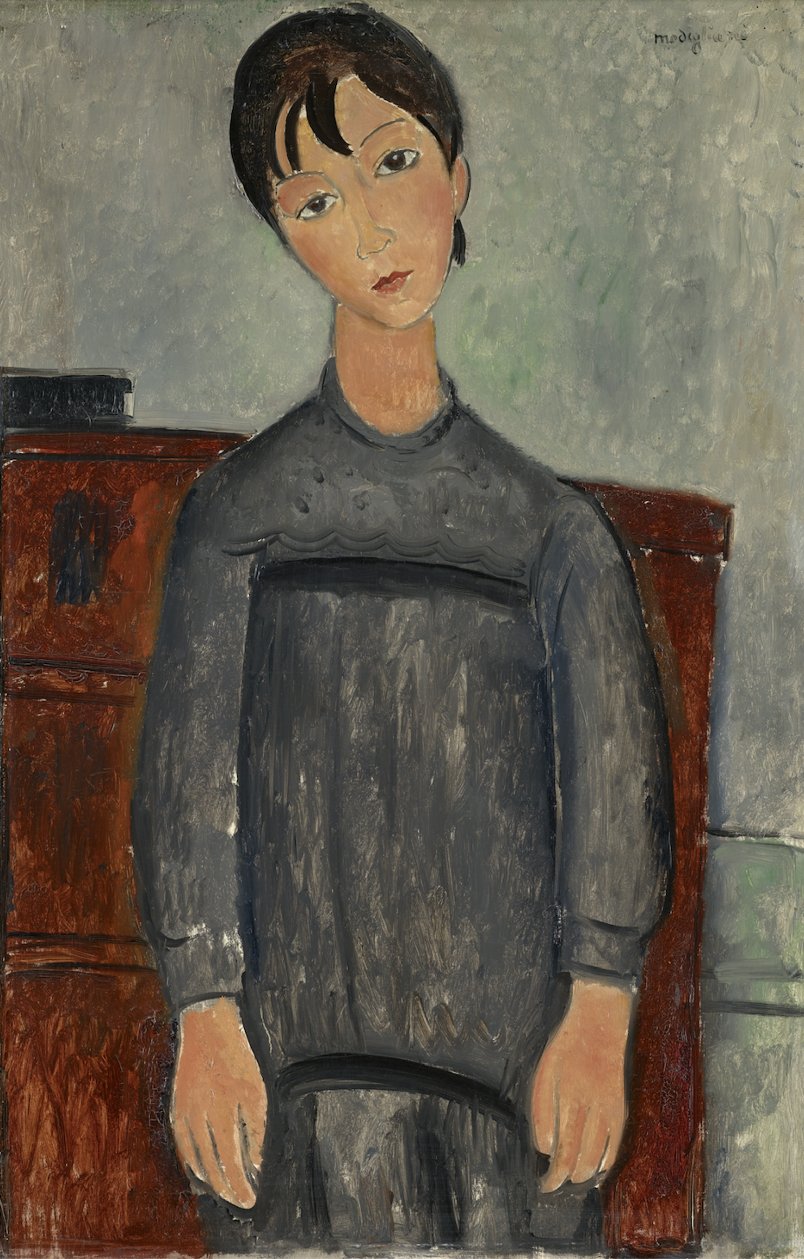 In Südfrankreich arbeitet Modigliani in den Jahren 1917/18 oft parallel an mehreren Gemälden. Das Mädchen in schwarzer Schürze wirkt trotz seiner wissenden Melancholie kindlich, auch weil die Kleine mit ihren Händen nichts anzufangen weiß. Der lange Hals und der geneigte Kopf sind typisch für den Maler, und doch fühlt man sich an die Kinderbildnisse von Paula Modersohn-Becker erinnert. 