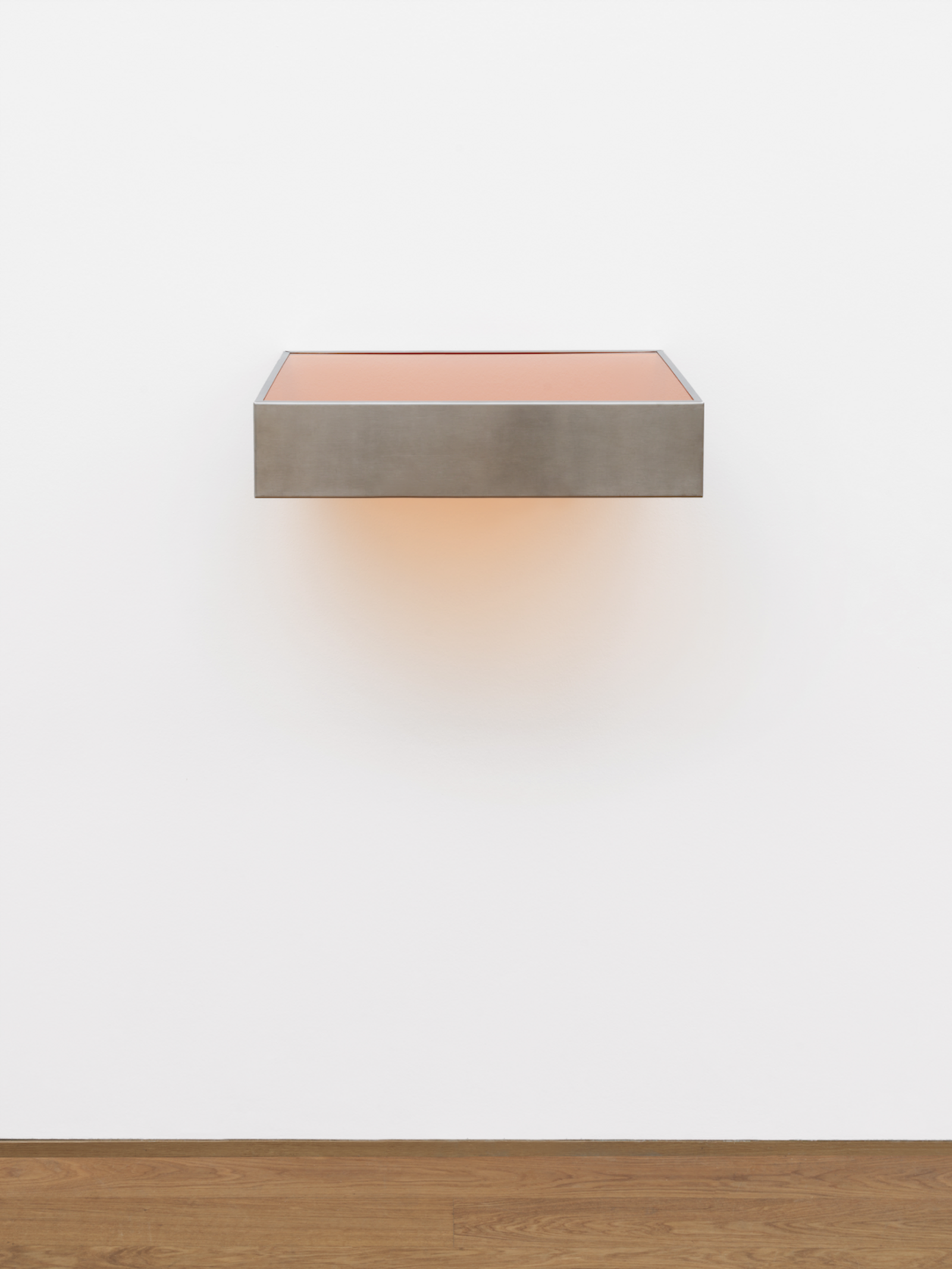 Donald Judd hatte zunächst Philosophie und Kunstgeschichte studiert und lange als Kunstkritiker gearbeitet. Daneben beschäftigte er sich mit der Malerei. In den 1950er Jahren wurde sein Stil zunehmend abstrakter, um 1962 wandte sich Judd schließlich räumlichen Arbeiten zu.