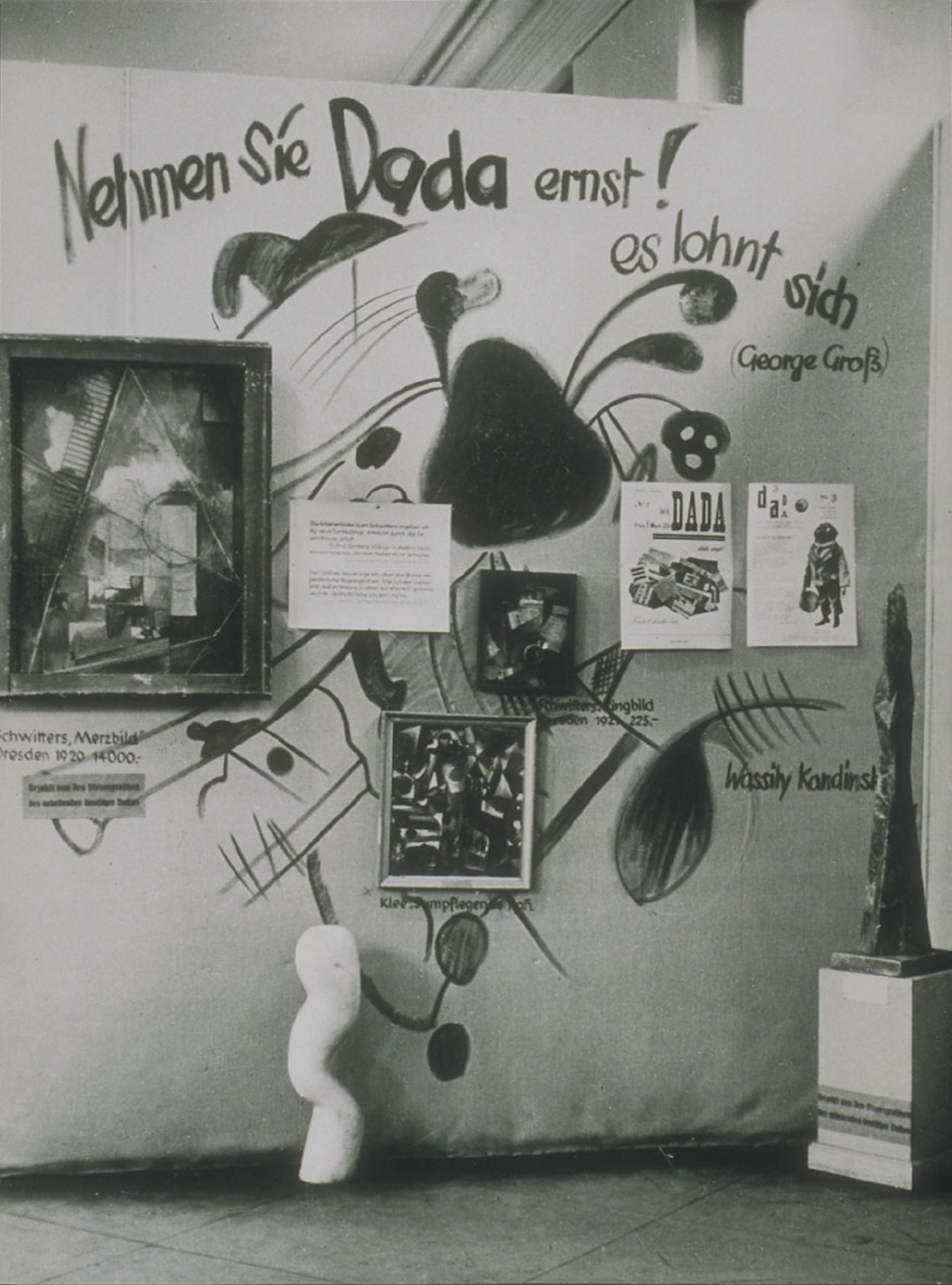1937 fand in den Münchner Hofgarten-Arkaden eine Propagandaschau mit über 600 Werken statt, die vom NS-Regime als „entartet“ diffamiert wurden. Darunter befanden sich auch abstrakte Arbeiten von Kandinsky. Auf der sogenannten „Dada-Wand“ hatten die Organisatoren zudem ein Bild aufgemalt, das sich an Kandinskys Gemälde Schwarzer Fleck von 1921 anlehnte. 