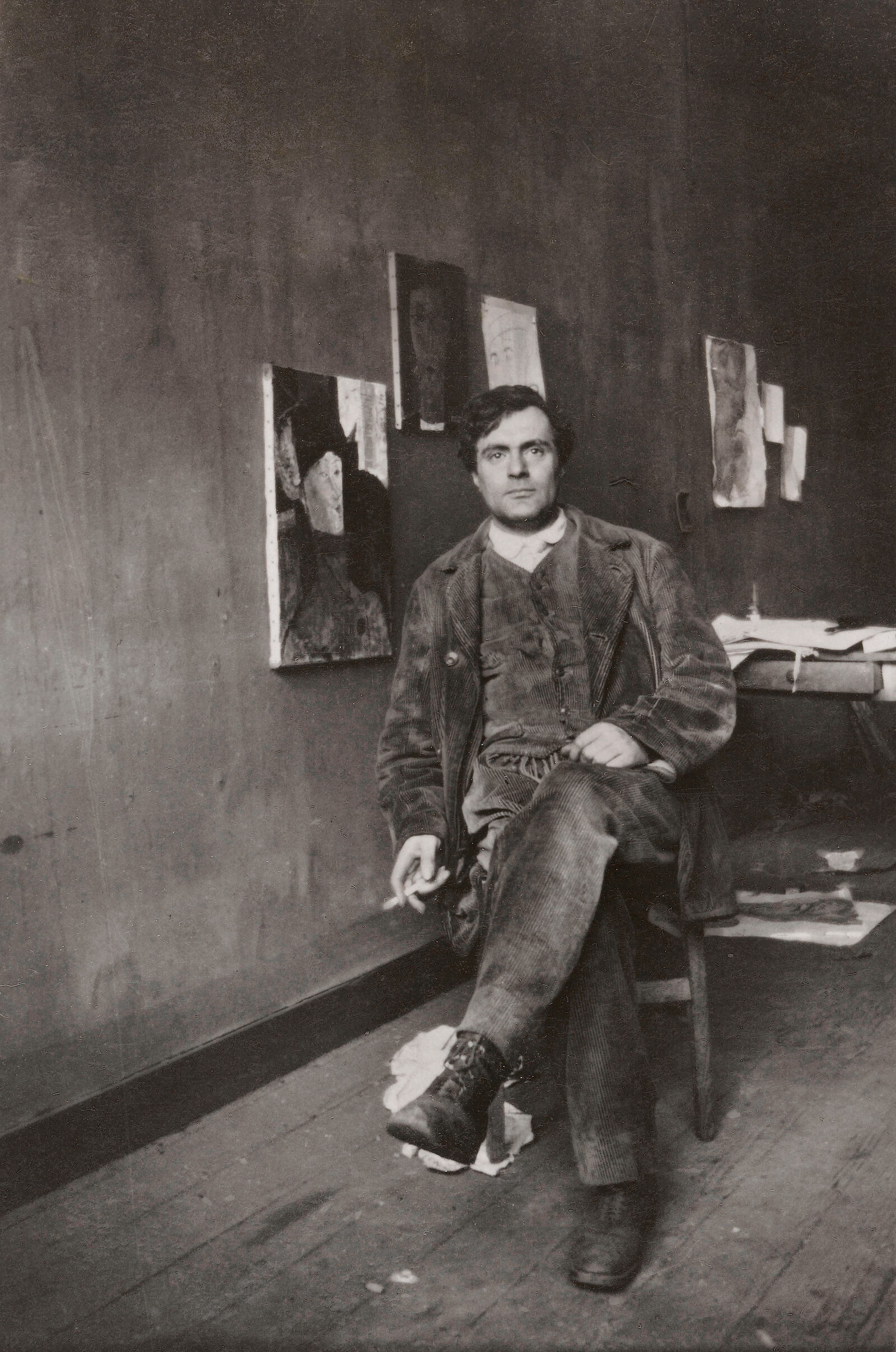 Ein bisschen schnöselig wirkt Amedeo Modigliani bei seiner Ankunft in Paris. Der 22-Jährige fällt durch seine elegante Kleidung auf. Doch bei allem leicht elitär wirkenden Auftreten kommt der Italiener gut an und ist in Künstlerkreisen schnell akzeptiert.