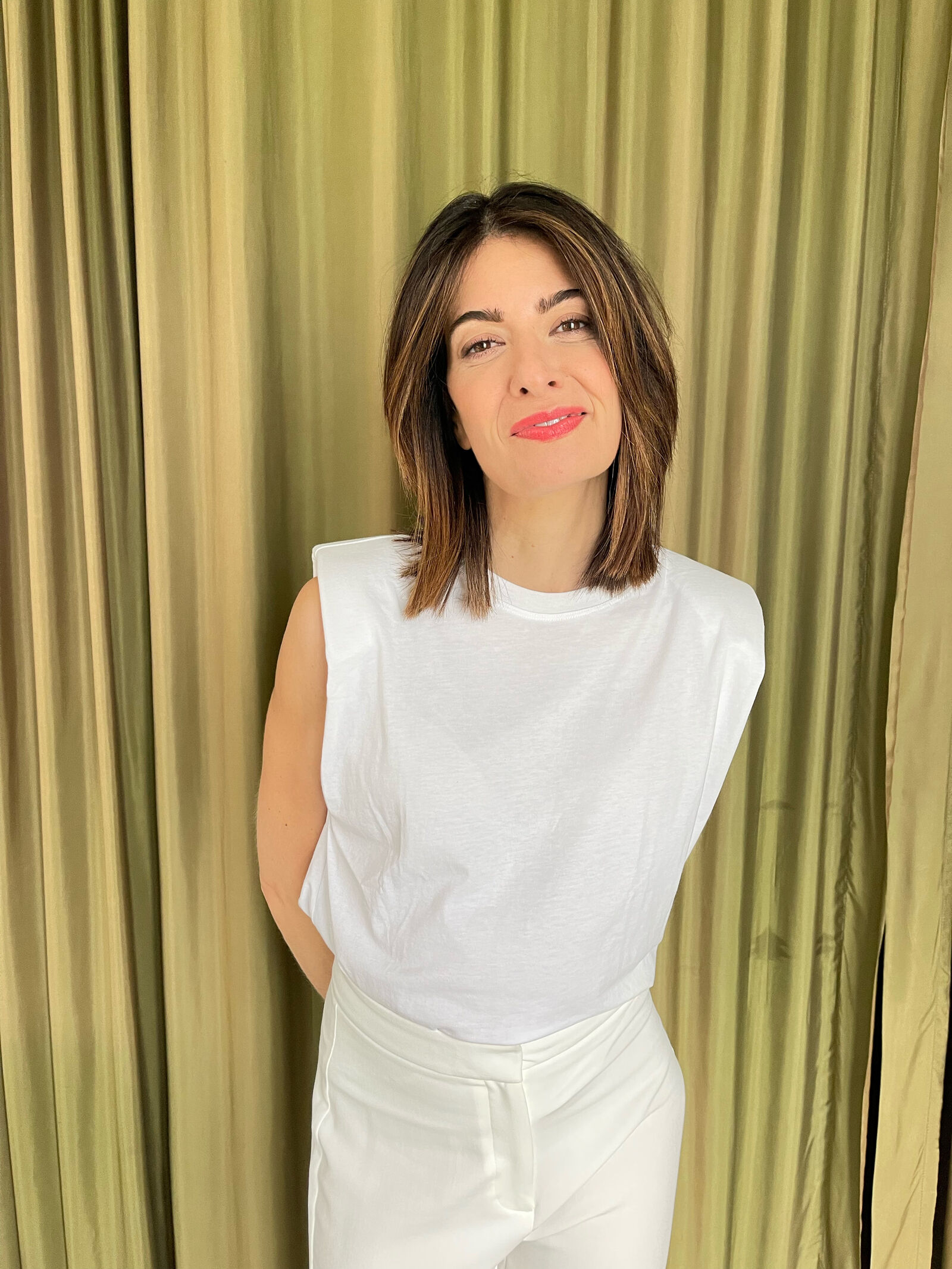 Linda Zervakis, Host des Podcasts