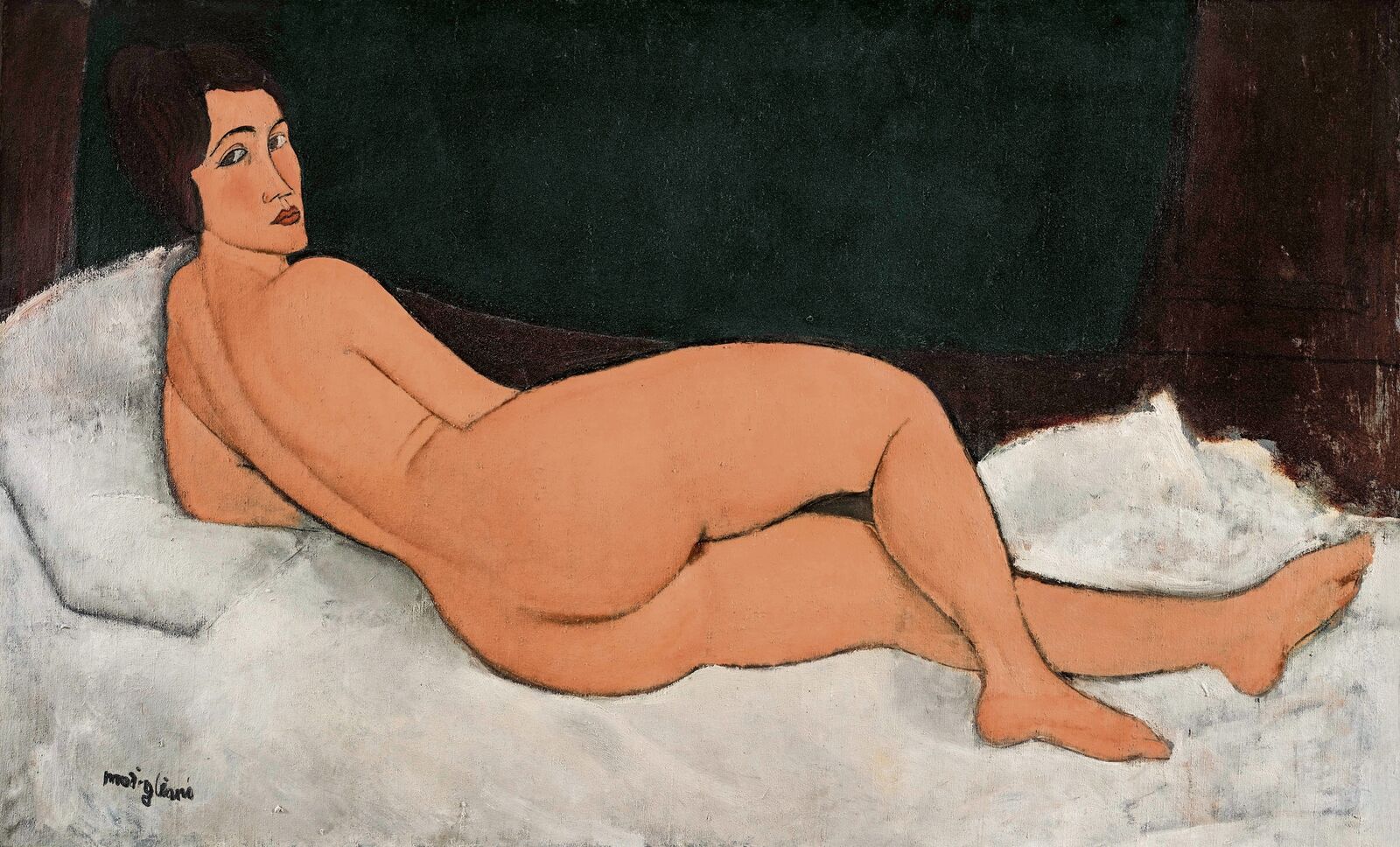 „Schau mir zuerst in die Augen“ – scheint dieser Blick zu fordern. Amedeo Modigliani musste nicht erst mit der Tradition brechen, um neue künstlerische Wege zu gehen. Der Auf der Seite liegende Frauenakt erinnert deutlich an Jean-Auguste-Dominique Ingres Große Odaliske aus dem Louvre in Paris. Doch bei Modigliani bestimmt die anonyme Nackte, wie es weitergeht.