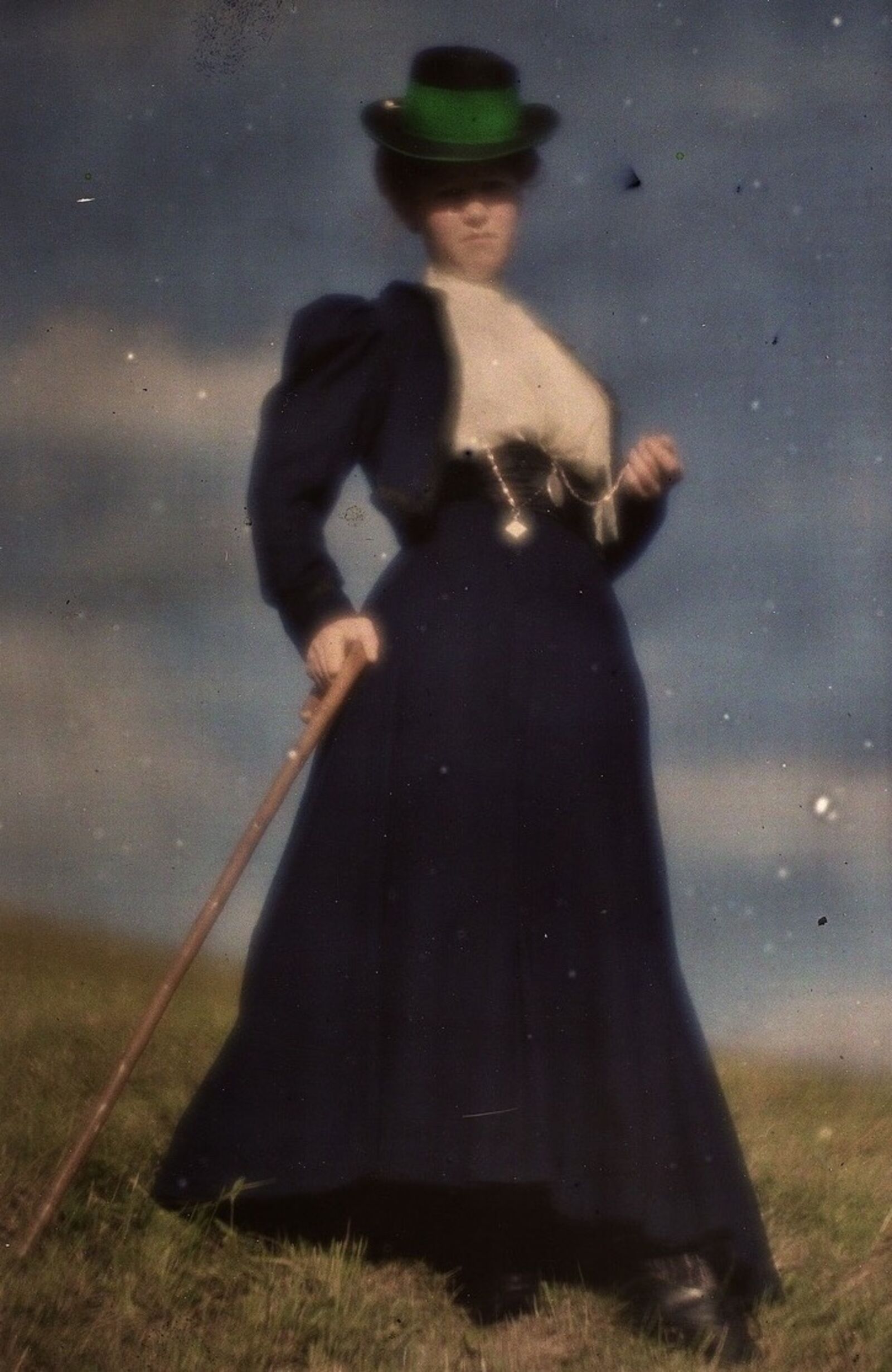 Heinrich Kühn: Miss Mary im blauen Kostüm , 1907