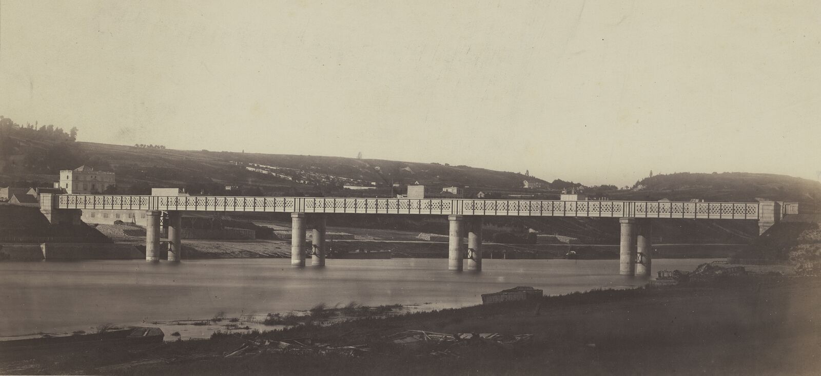  Die Brücke aus Eisen und Beton wurde erst kurz vor&nbsp;Entstehung des Bildes&nbsp;errichtet. Im Deutsch-Französischen Krieg zerstört, wurde sie später wieder aufgebaut.&nbsp; 
