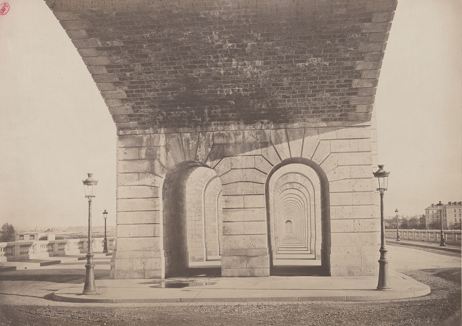  Für diese Aufnahme stellte Auguste Collard seine Kamera direkt unterhalb der Brücke auf: eine ungewöhnliche, wirkungsvolle Perspektive. 
