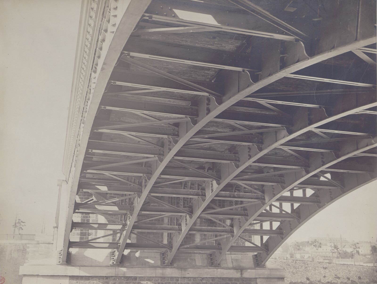 Auguste Collard war als Photograph auf Industriearchitektur spezialisiert. In dieser Aufnahme der Pariser Pont de Grenelle dynamisiert er effektvoll seine Bildkomposition.