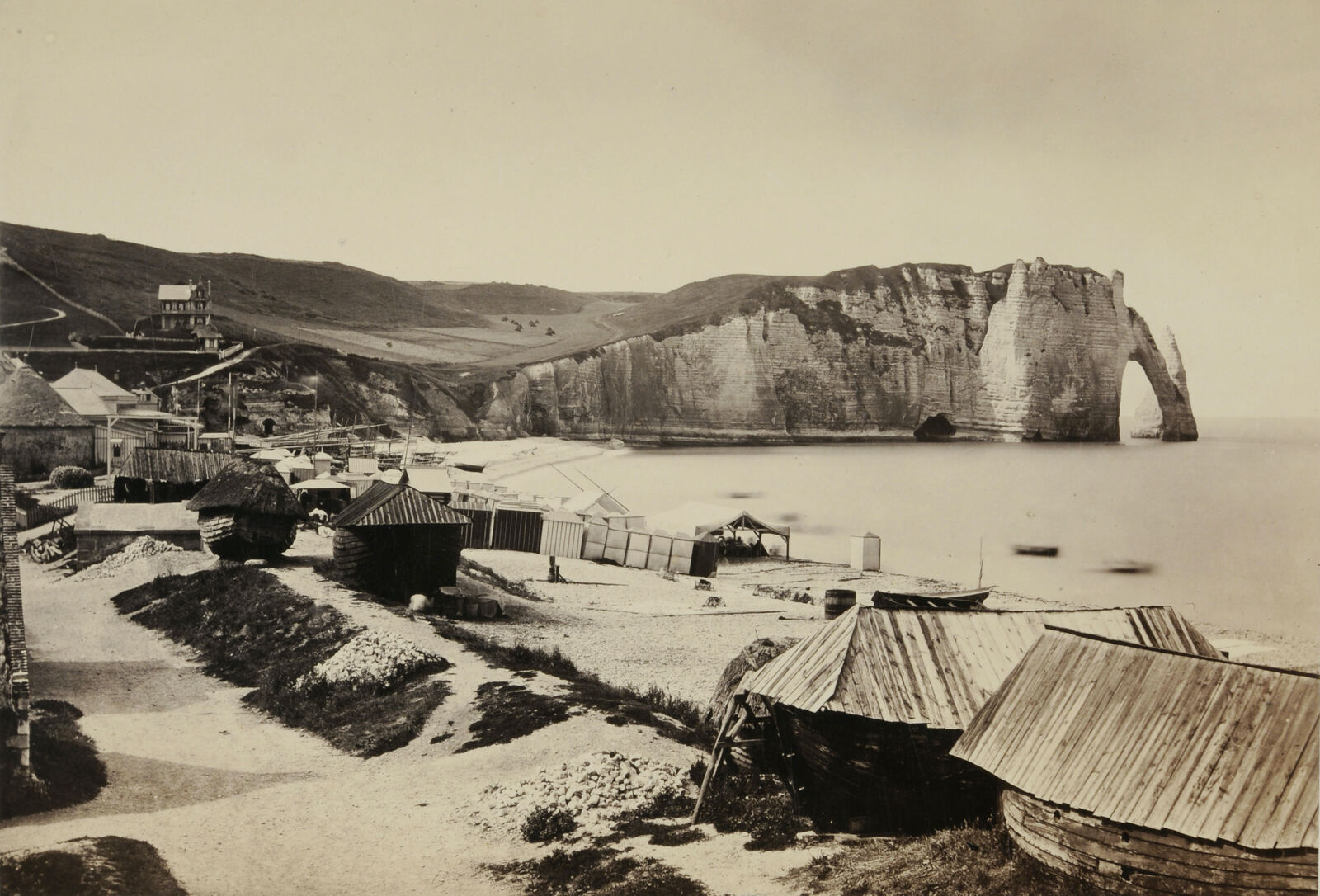 Die Steilküste der Normandie, hier bei Étretat, war bereits im 19. Jahrhundert eine Touristenattraktion.