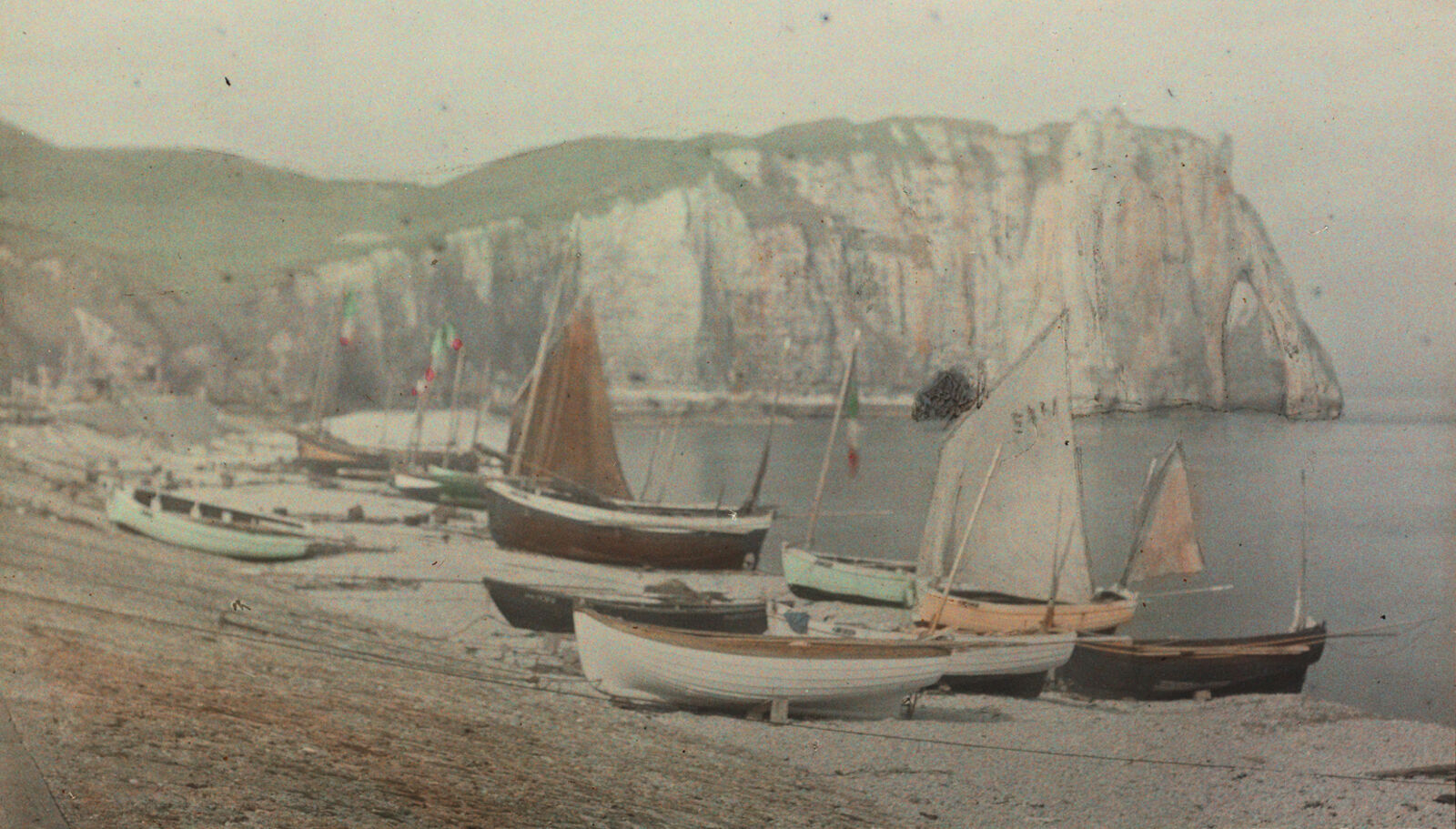 Subtil setzt die Photographin Louise Deglane die sanfte Farbigkeit für ihre Aufnahme des Strands von Étretat ein. Jahrzehnte zuvor hatte Monet am selben Ort gemalt. 