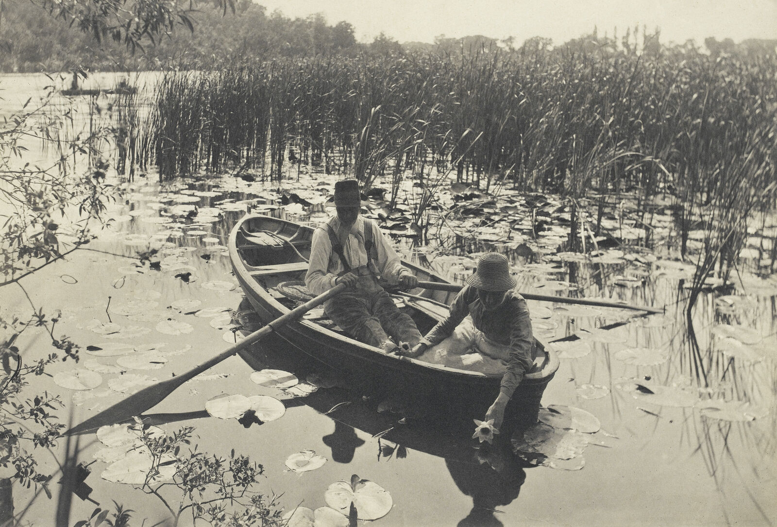 Peter Henry Emerson: Seerosenpflücken , 1886, Staatsgalerie Stuttgart, Graphische Sammlung, erworben 1989, Sammlung Rolf Mayer, © bpk / Staatsgalerie Stuttgart / Peter Henry Emerson
