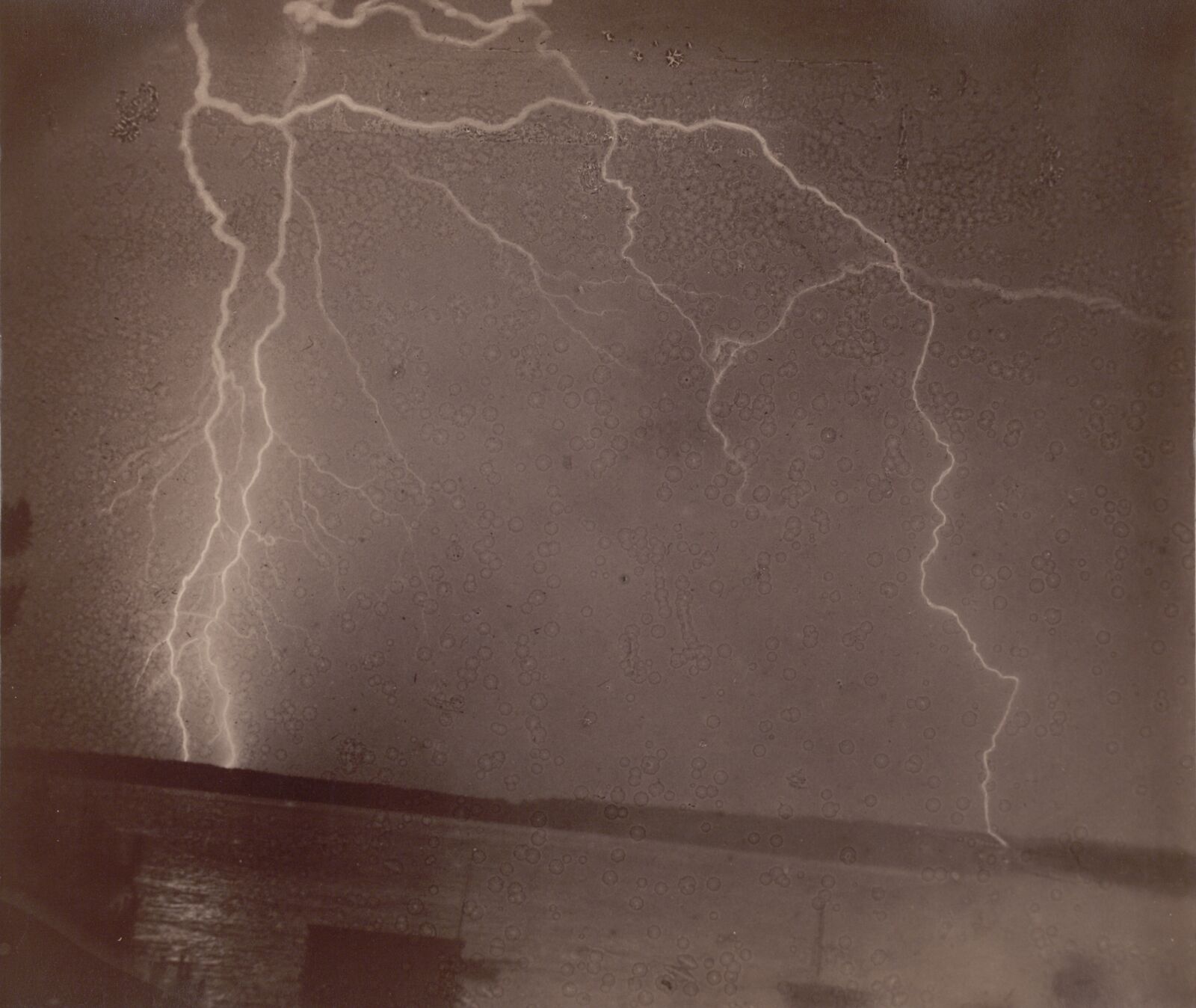  Spektakuläre Erkenntnisse:&nbsp;Der Naturwissenschaftler Emil Jacobsen erforschte mit seinen Photographien die Dauer und Struktur&nbsp;von Blitzen. 
