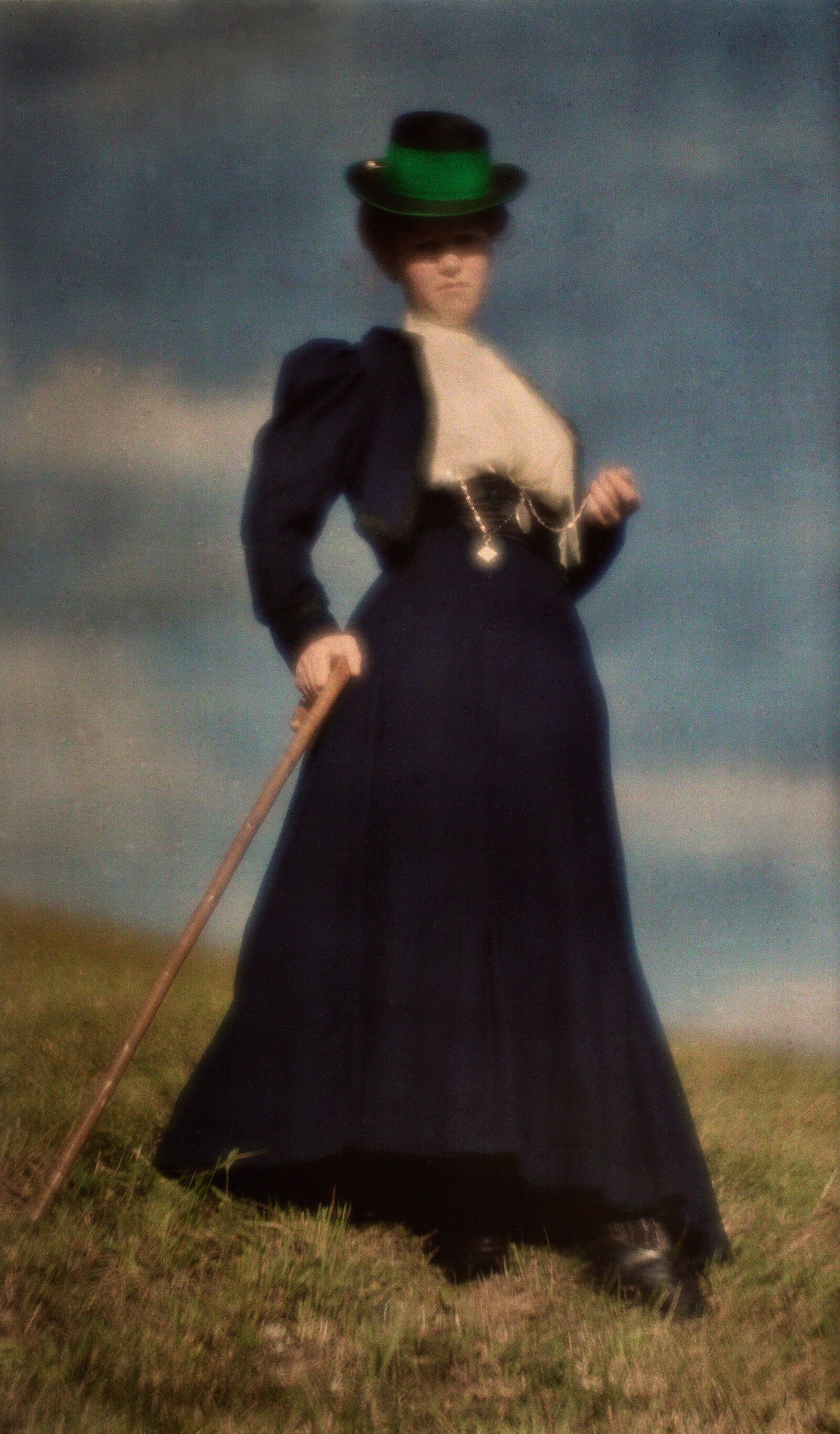  Raffinierter Einsatz von Farbe: Heinrich Kühns Lebensgefährtin in elegantem dunkelblauen Kostüm. 
