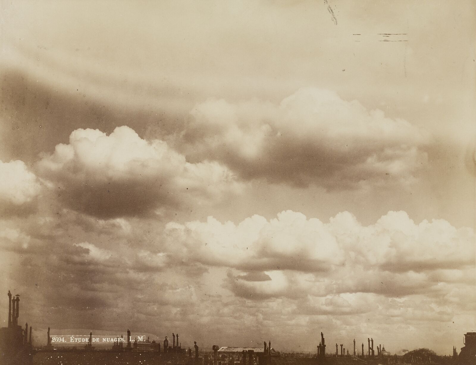  Die Stadtsilhouette taucht nur am unteren Bildrand auf: Das Interesse des Photographen Léopold Louis Mercier galt hier klar dem Himmel. 
