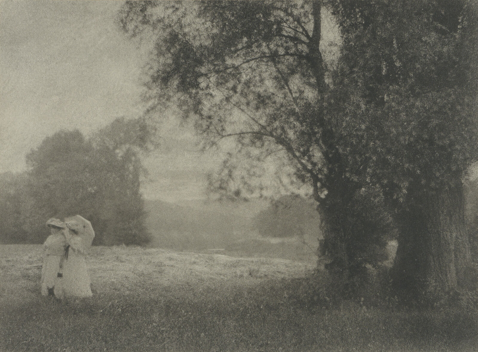 Das diffuse Licht in Constantin Puyos Photographie Zwei Frauen im Feld ahmt Effekte der impressionistischen Malerei nach.