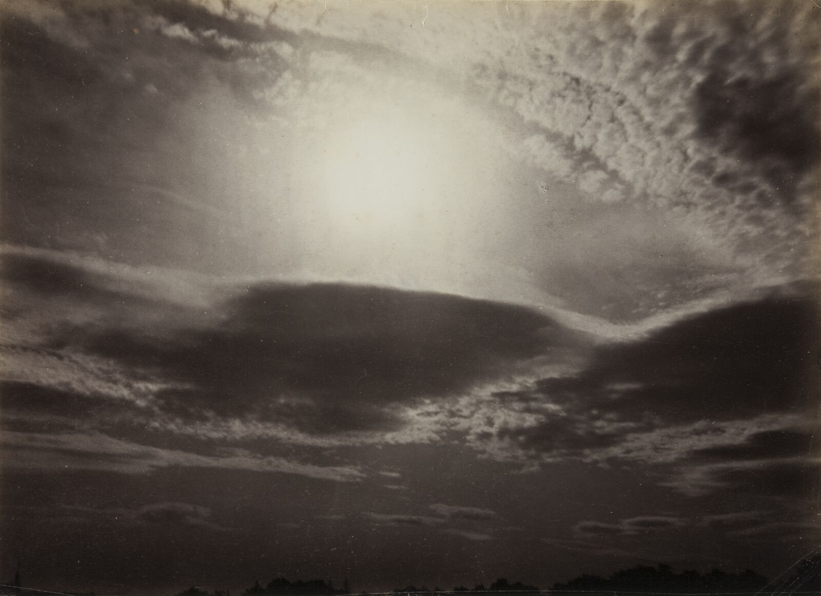  Es erforderte viel technisches Geschick und Erfahrung, um bei Himmelsaufnahmen Überbelichtungen zu vermeiden – Robert Scholz ist dies&nbsp;bei seiner  Wolkenstudie  ​1870 beispielhaft gelungen. 
