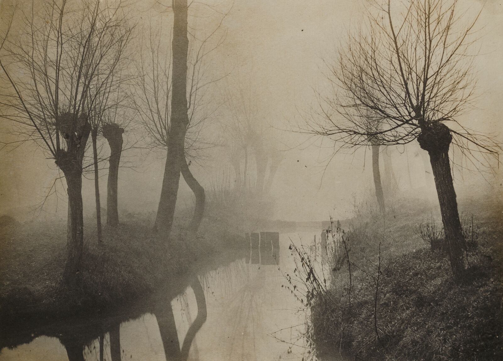  Nebel gehörte zu den Lieblingseffekten vieler Piktorialisten um 1900. Für diese Aufnahme von 1897 nutzte ihn Marcel Vanderkindere in einer Winterlandschaft.&nbsp; 
