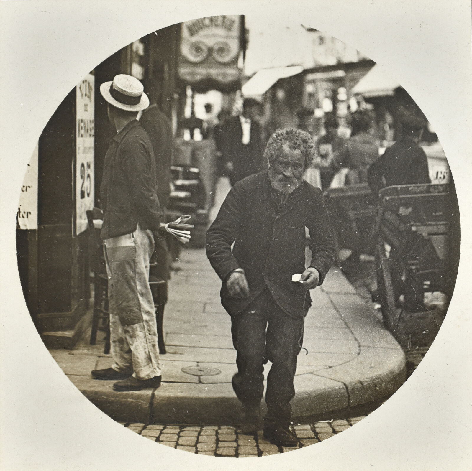  Auch die Schattenseiten der schillernden Metropole hielt die Kamera dokumentarisch fest, hier auf einer um 1900 entstandenen Aufnahme von Louis Vert. 

 &nbsp; 
